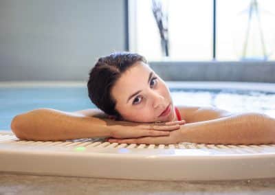 Bain à remous chauffé du Spa de l’Or Blanc à Guérande avec jets hydromassants