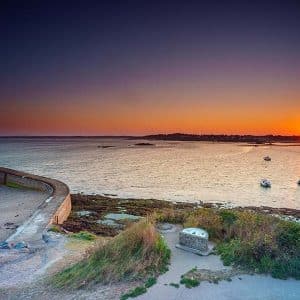 Lever de soleil sur la pointe de Pen-Bé avec le phare de Merquel en premier plan vue panoramique en pose longue