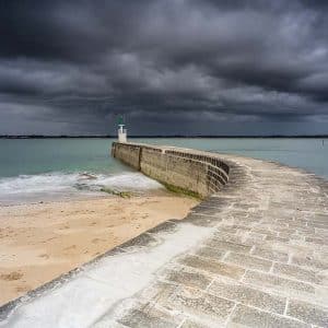Tableau photo du phare de Merquel à Mesquer sous un ciel gris d'orage imprimé sur aluminium