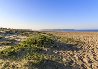 Plage de La Turballe déserte en fin de journée, lumière dorée
