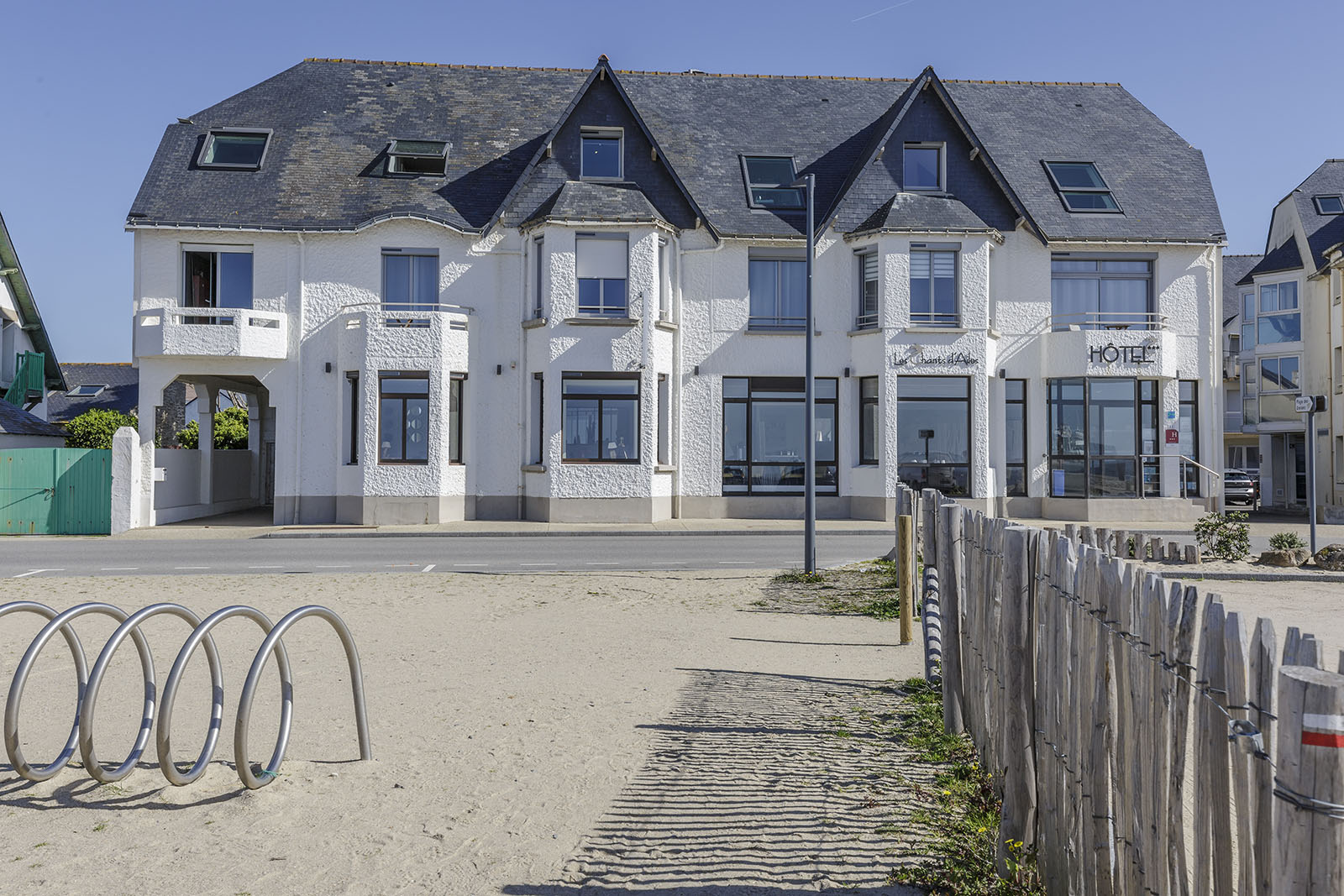 Façade de l'Hôtel Les Chants d'Ailes à La Turballe, hôtel bord de mer Loire-Atlantique