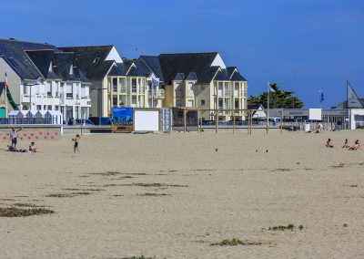 Plage de la turballe , hotel les chants d'ailes en arrière plan