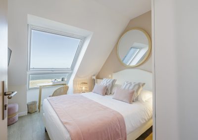 Chambre double de l'Hôtel Les Chants d'Ailes lumière naturelle et vue mer