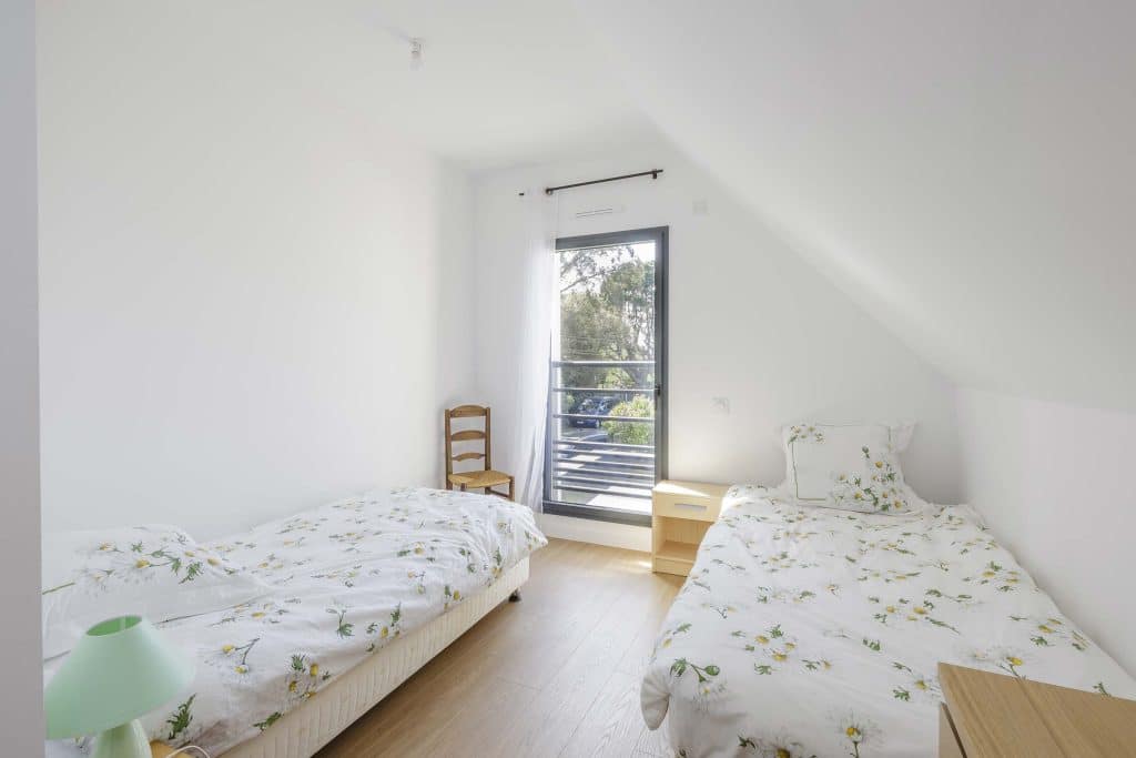 Chambre moderne à l’étage pour location saisonnière Mesquer