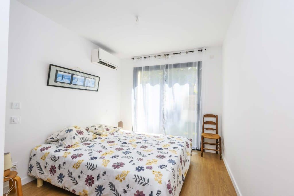 Chambre parentale lumineuse maison neuve location Airbnb Quimiac