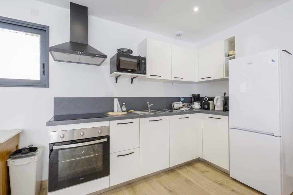 Cuisine moderne ouverte entièrement équipée maison Airbnb Quimiac
