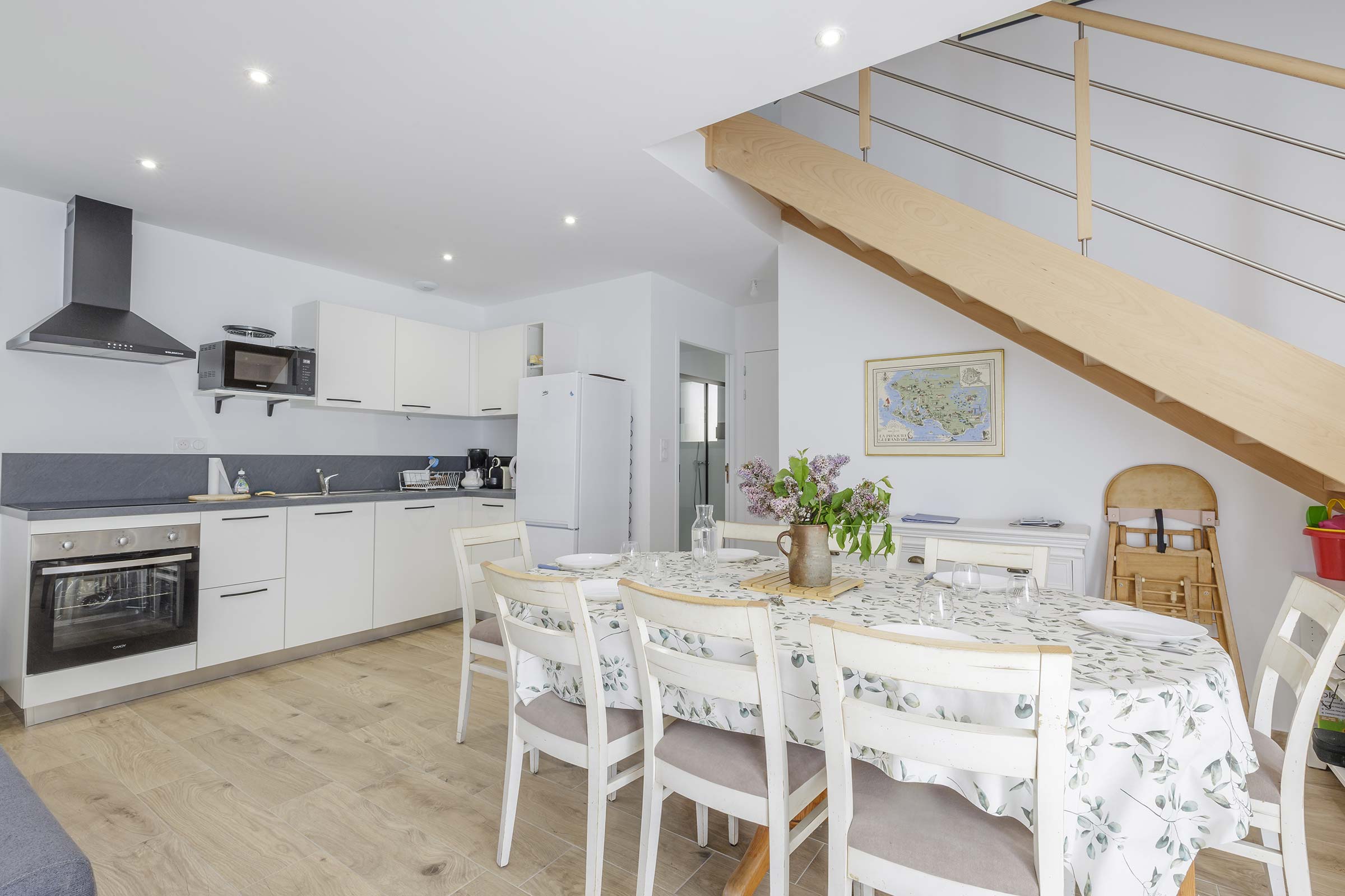 Grand salon séjour lumineux maison neuve location Airbnb Quimiac