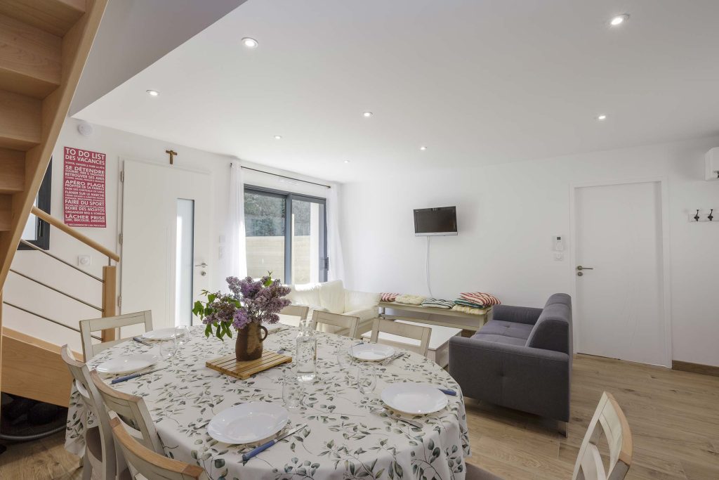 Grand salon séjour lumineux maison neuve location Airbnb Quimiac